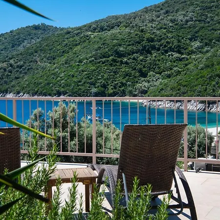 Welcome In * Mikros Gialos