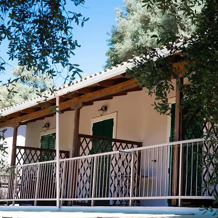 Welcome In * Mikros Gialos