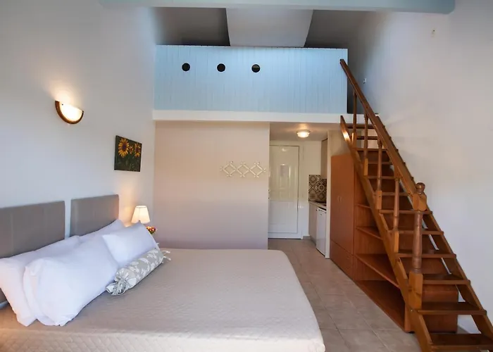 Welcome In * Mikros Gialos